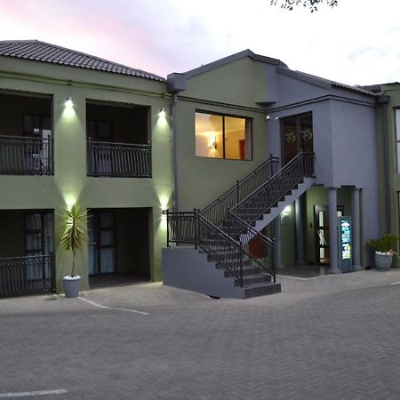 African Sands Guesthouse Load Shedding Free Блоемфонтейн Екстериор снимка