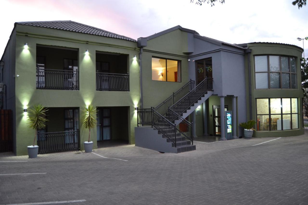 African Sands Guesthouse Load Shedding Free Блоемфонтейн Екстериор снимка